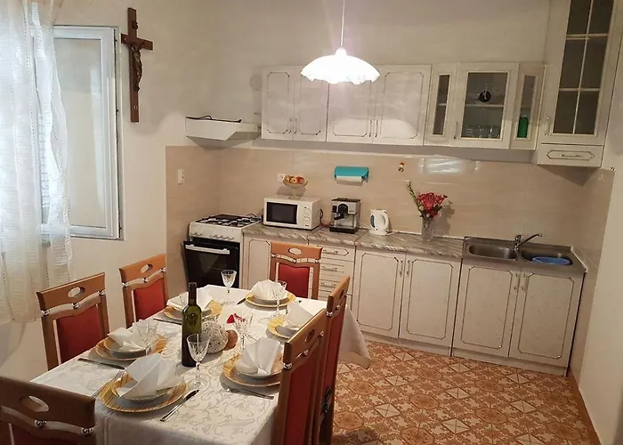 House With A Parking Space - 11795 Дом отдыха *